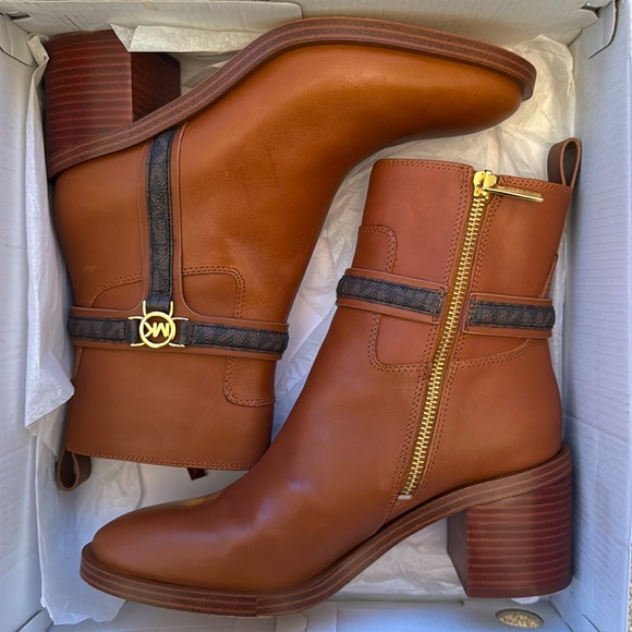 MICHAEL KORS BLOCK HEEL BOOTIE- Size 7 - Picture 1 of 4